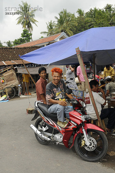 Junger Mann mit gefärbten Haaren auf einem Bauernmarkt in der Nähe von Yogjakarta  Yogyakarta  Mitteljava  Java  Indonesien  Südostasien