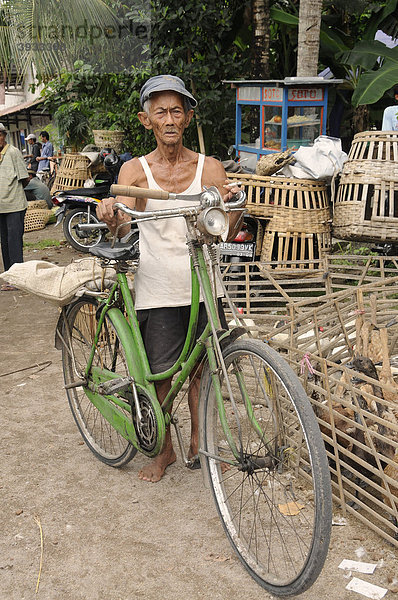 Bauer mit Fahrrad auf einem Geflügelmarkt  Wochenmarkt  in der Nähe von Yogjakarta  Mitteljava  Indonesien  Südostasien