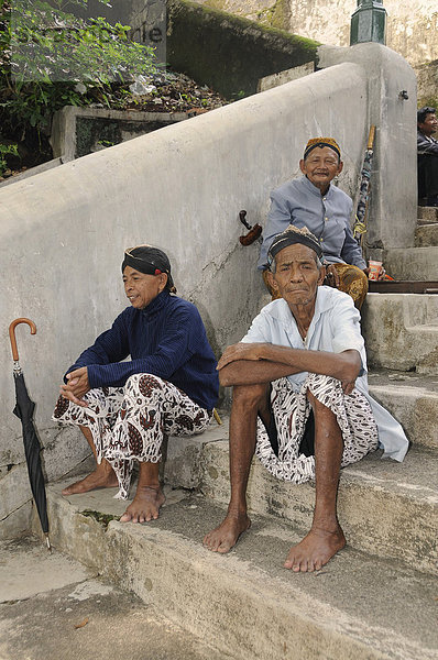 Bediensteter des Sultanats an den Königsgräbern in Imogiri in traditioneller Batiktracht  Königsgräber des Sultanats von Yogjakarte und Surakarta  Mitteljava  Indonesien  Südostasien  Südostasien  Asien