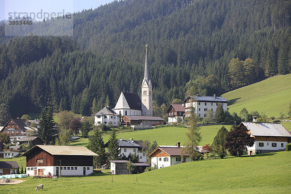 Katholische Kirche und Ort Gosau  Salzkammergut  Oberösterreich  Österreich  Europa