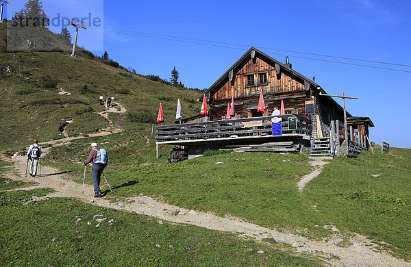 Wanderer vor Breiningalmhütte  Zwieselalm  Salzkammergut  Oberösterreich  Österreich  Europa