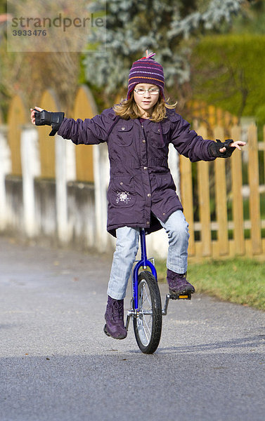 Mädchen  neun Jahre  beim Einradfahren