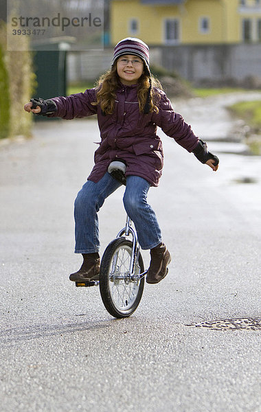 Mädchen  neun Jahre  beim Einradfahren