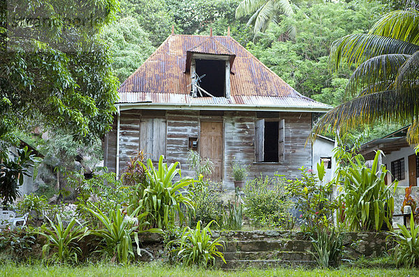 Hütte mit typischem Wellblechdach  Insel La Digue  Seychellen  Afrika  Indischer Ozean