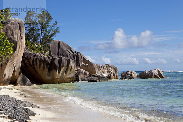 Typische Granitfelsen am Strand Source ‡ Jean auf der Insel La Digue  Seychellen  Afrika  Indischer Ozean