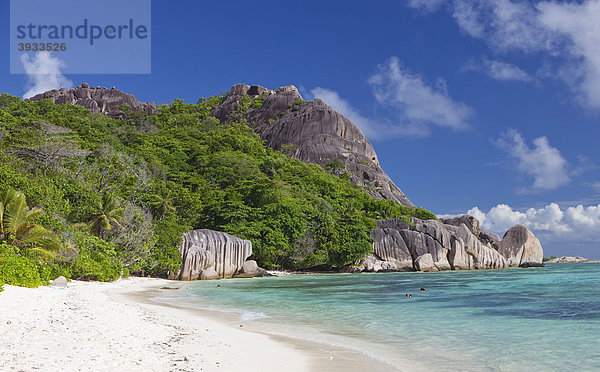 Typische Granitfelsen am Strand Source ‡ Jean auf der Insel La Digue  Seychellen  Afrika  Indischer Ozean