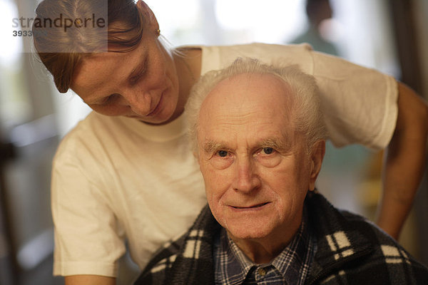 Alter Mann mit Pflegerin