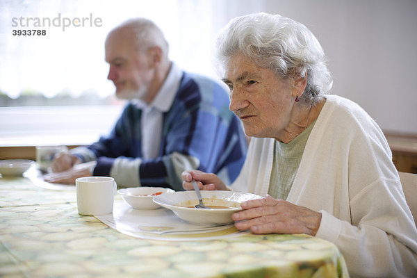 Alte Frau in Altersheim isst Suppe