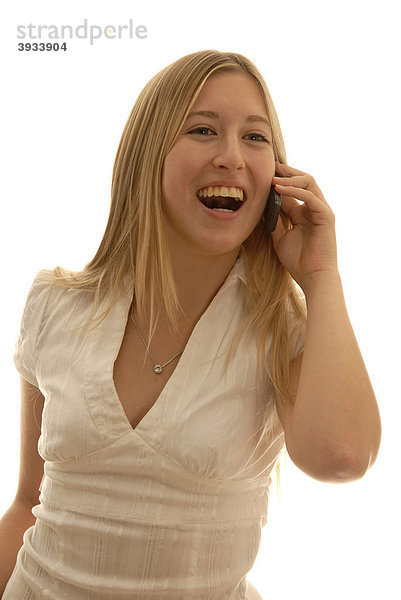 Achtzehnjährige Frau mit Mobiltelefon  lachend