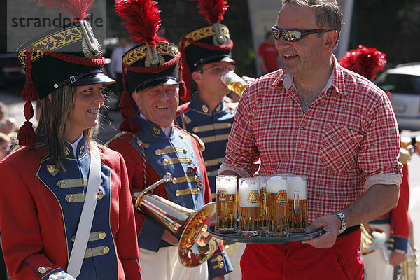 Wirt serviert Bier an Bürgermusik aus St. Michael anlässlich Samsonumzug  Katschberg  Lungau  Salzburger Land  Salzburg  Kärnten  Österreich  Europa