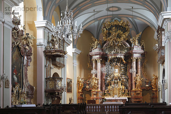 Hochaltar und Kanzel der Wallfahrtskirche Mariahilfberg  Gutenstein  Niederösterreich  Österreich  Europa