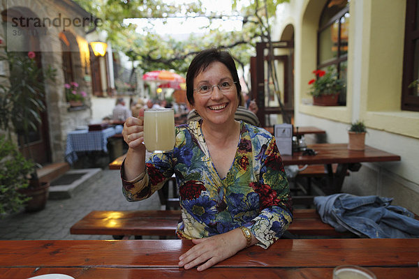 Frau mit Glas Sturm  Buschenschank Weinbau Kicker  Rust am Neusiedler See  Burgenland  Österreich  Europa