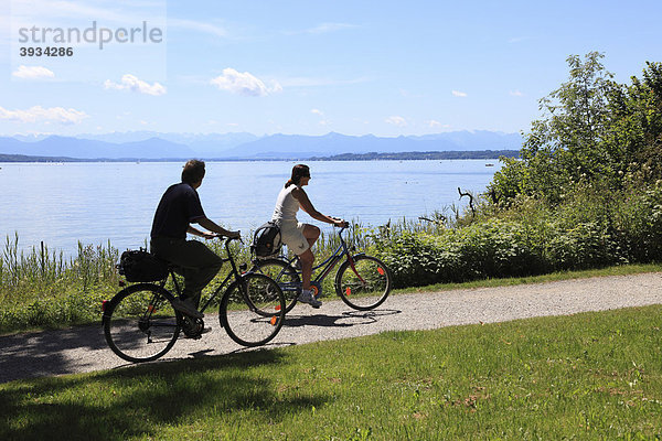 Radfahrer am Starnberger See bei Feldafing  Fünfseenland  Oberbayern  Bayern  Deutschland  Europa