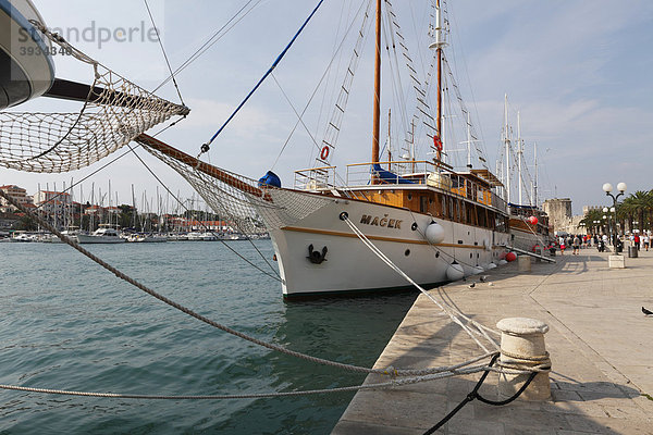 Segelschiff im Hafen von Trogir  Adria  Dalmatien  Kroatien  Europa