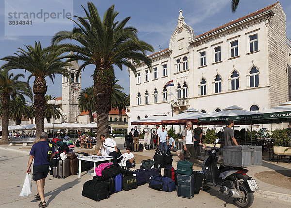 Gepäckstücke und Moped auf Promenade  Trogir  Dalmatien  Kroatien  Europa
