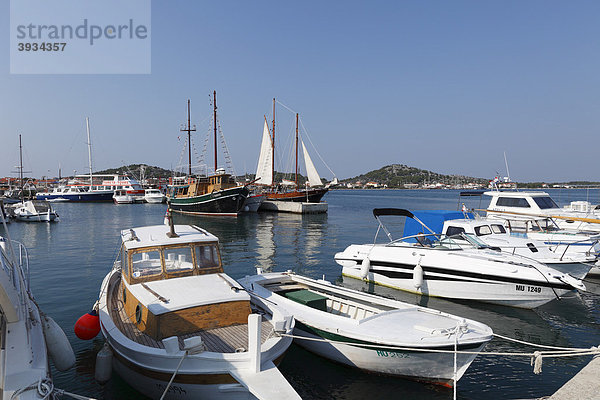 Hafen von Murter  Insel Murter  Dalmatien  Adria  Kroatien  Europa