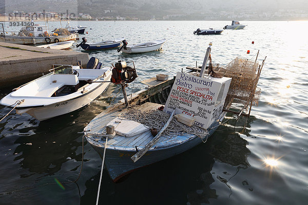 Fischerboot mit Werbung für Fisch-Restaurant  Pag  Insel Pag  Dalmatien  Adria  Kroatien  Europa