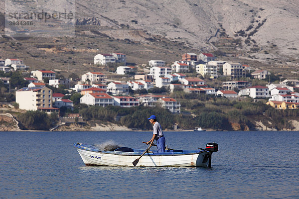 Fischer in Fischerboot vor Pag  Insel Pag  Dalmatien  Adria  Kroatien  Europa
