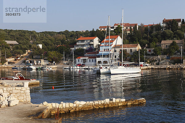 Hafen in Tovarnele  Insel Pag  Dalmatien  Kvarner Bucht  Adria  Kroatien  Europa