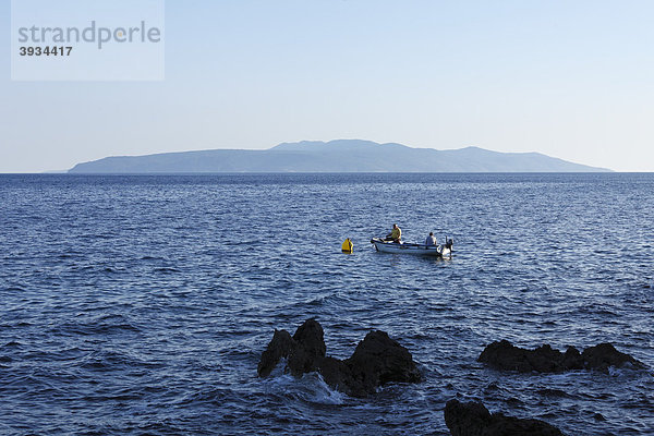 Angler in Boot  Insel Cres  Blick von Ika  Istrien  Kvarner Bucht  Kroatien  Europa