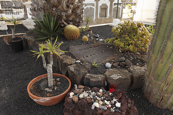 Grab von CÈsar Manrique  Friedhof HarÌa  Lanzarote  Kanarische Inseln  Kanaren  Spanien  Europa