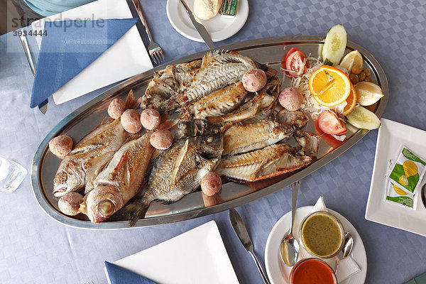 Gemischte Fischplatte  Restaurant El Risco in Caleta de Famara  Lanzarote  Kanarische Inseln  Kanaren  Spanien  Europa