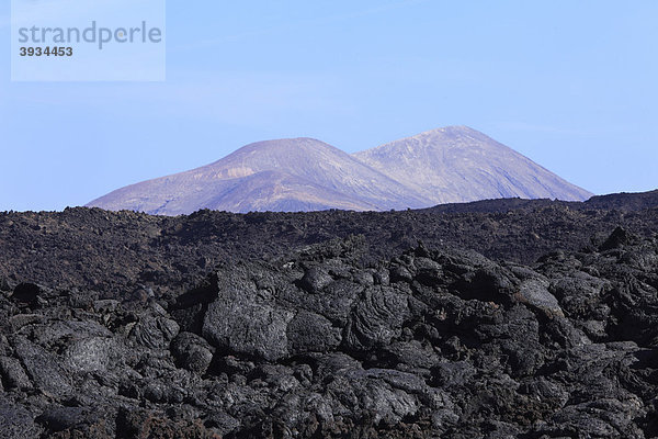 Lavameer im Nationalpark Timanfaya  hinten Caldera Blanca  Lanzarote  Kanaren  Kanarische Inseln  Spanien  Europa