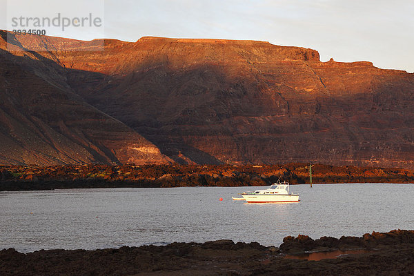 Boot bei rzola  Risco de Famara  Morgenstimmung  Lanzarote  Kanaren  Kanarische Inseln  Spanien  Europa Morgenstimmung