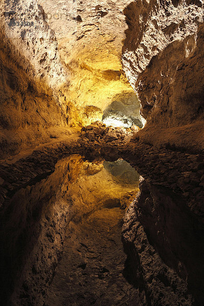 Wasserspiegelung in Höhle  Cueva de los Verdes  Lanzarote  Kanaren  Kanarische Inseln  Spanien  Europa