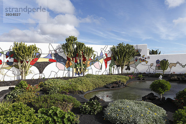 Fundacion CÈsar Manrique  Wandgemälde im Garten von ehemaligem Wohnhaus Manriques in Tahiche  Lanzarote  Kanaren  Kanarische Inseln  Spanien  Europa