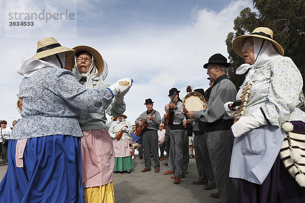 Traditionelle Folklore-Musik während Sonntagsmarkt  Teguise  Lanzarote  Kanaren  Kanarische Inseln  Spanien  Europa