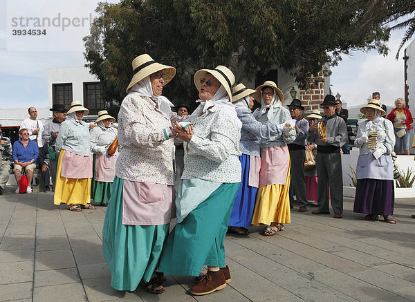 Traditioneller Folklore-Tanz während Sonntagsmarkt  Teguise  Lanzarote  Kanaren  Kanarische Inseln  Spanien  Europa