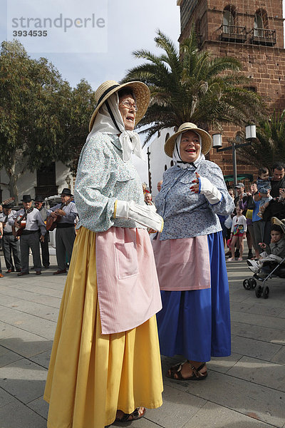 Traditioneller Folklore-Tanz während Sonntagsmarkt  Teguise  Lanzarote  Kanaren  Kanarische Inseln  Spanien  Europa