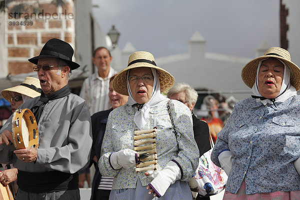 Traditionelle Folklore-Musik während Sonntagsmarkt  Frau mit Huesera  Teguise  Lanzarote  Kanaren  Kanarische Inseln  Spanien  Europa