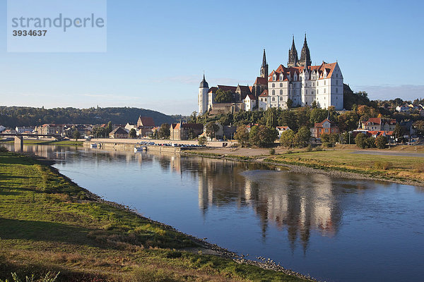 Albrechtsburg von der gegenüberliegenden Elbseite aus  die Elbe hat sehr niedriges Wasser  in Meißen  Sachsen  Deutschland  Europa