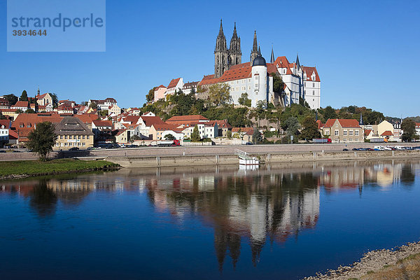 Albrechtsburg von der gegenüberliegenden Elbseite aus  die Elbe hat sehr niedriges Wasser  in Meißen  Sachsen  Deutschland  Europa