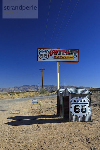 Werbeschild und Verkaufsstände entlang der historischen Route 66  Antares  Kingman  Arizona  USA  Nordamerika