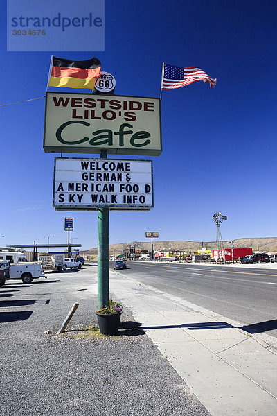 Werbeschild und Verkaufsstände entlang der historischen Route 66  Antares  Kingman  Arizona  USA  Nordamerika
