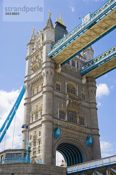 Der Südturm der Tower Bridge  Klappbrücke und Hängebrücke  Tower Hamlets  Southwark  Docklands  London  England  Vereinigtes Königreich  Europa