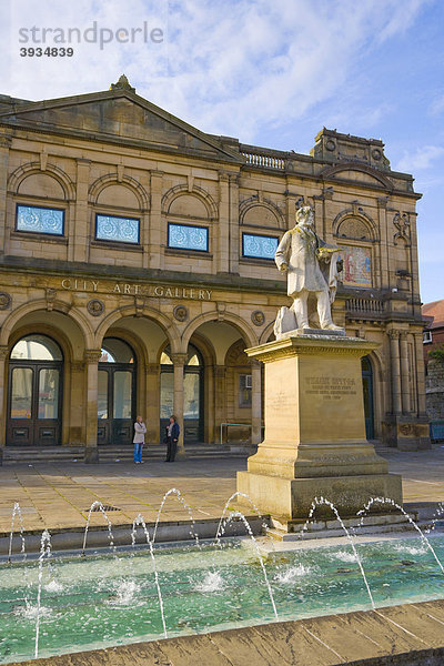 William Etty-Statue und Brunnen vor der City Art Gallery  Städtische Kunstgalerie  York  Yorkshire  England  Vereinigtes Königreich  Europa