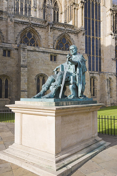Statue von Konstantin  Kaiser der römischen Stadt York  nahe des York Minster Münsters  York  Yorkshire  England  Vereinigtes Königreich  Europa