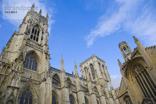 Südfassade des York Minster Münsters und St Michael le Belfrey Kirche  York  Yorkshire  England  Vereinigtes Königreich  Europa