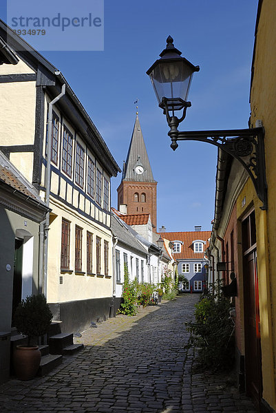 Kopfsteingepflasterter Straßenzug in der Altstadt von Aalborg  _lborg  hinten Frue Kirke  Region Nordjylland  Dänemark  Skandinavien  Europa