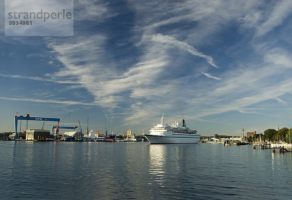 Kieler Innenförde mit Kreuzfahrtschiff und HDW-Werft  Landeshauptstadt Kiel  Schleswig-Holstein  Deutschland  Europa