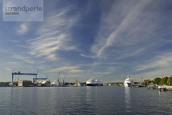 Kieler Innenförde mit Kreuzfahrtschiff  ColorLine-Fähre und HDW-Werft  Landeshauptstadt Kiel  Schleswig-Holstein  Deutschland  Europa