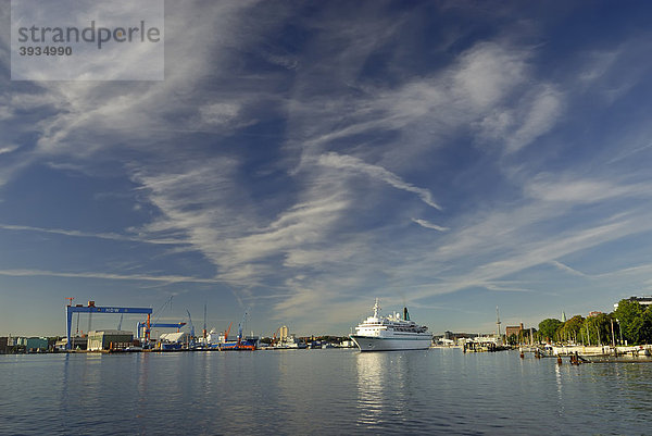 Kieler Innenförde mit Kreuzfahrtschiff und HDW-Werft  Landeshauptstadt Kiel  Schleswig-Holstein  Deutschland  Europa