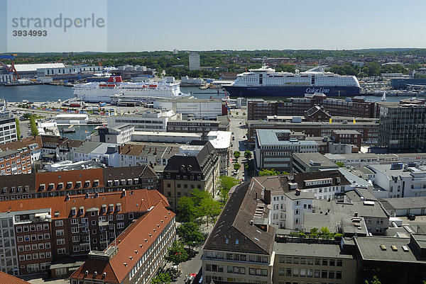 Blick über die Dächer von Kiel auf die Innenförde mit den beiden Fähren Stena Line  Schwedenverbindung  und ColorLine  Norwegenverbindung  Schleswig-Holstein  Deutschland  Europa