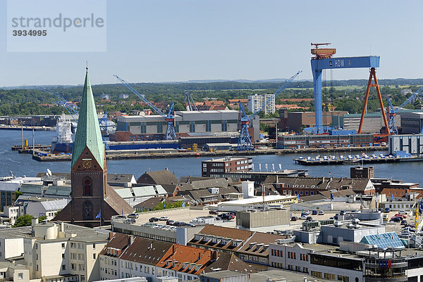 Blick über die Dächer von Kiel auf die Nikolaikirche am Alten Markt und die HDW-Werft an der Innenförde  Schleswig-Holstein  Deutschland  Europa