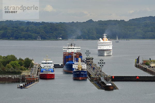 Schiffsverkehr an der Schleuse Holtenau  Containerschiffe und Kreuzfahrtschiff  Kiel  Schleswig-Holstein  Deutschland  Europa