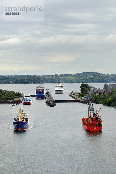 Schiffsverkehr auf dem Nord-Ostsee-Kanal  hinten die Schleuse Holtenau  Kiel  Schleswig-Holstein  Deutschland  Europa